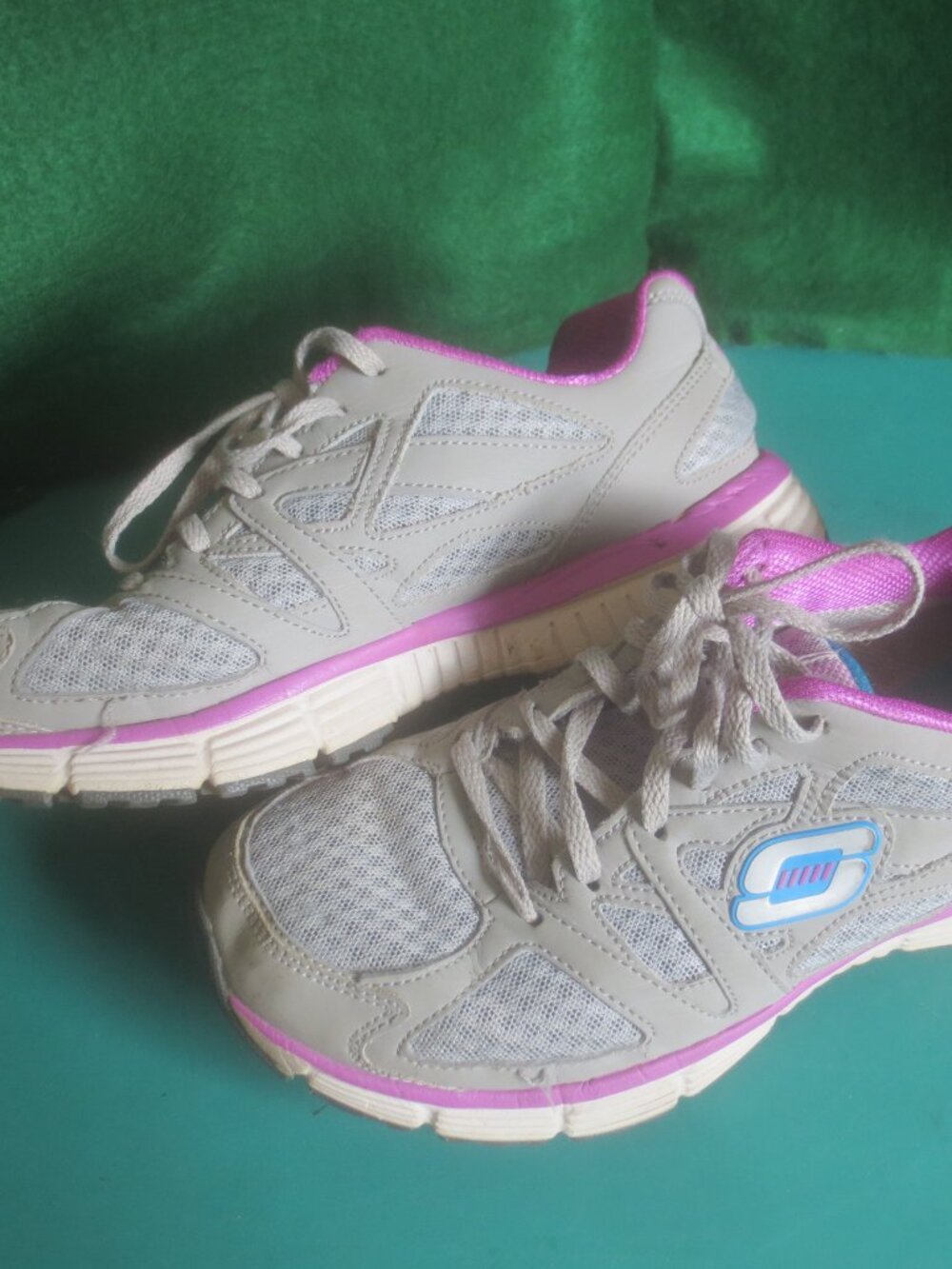 Skecher's Ladies Lightweight Athletic Sneaker Shoes - Size 8 US Ladies.